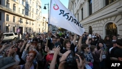 Antiratna izborna poruka Jabloka privukla je mlade, od kojih su stotine okupile na ulici ispred Vrhovnog suda Rusije kada je slušao argumente za diskvalifikaciju te partije s predstojećih izbora.