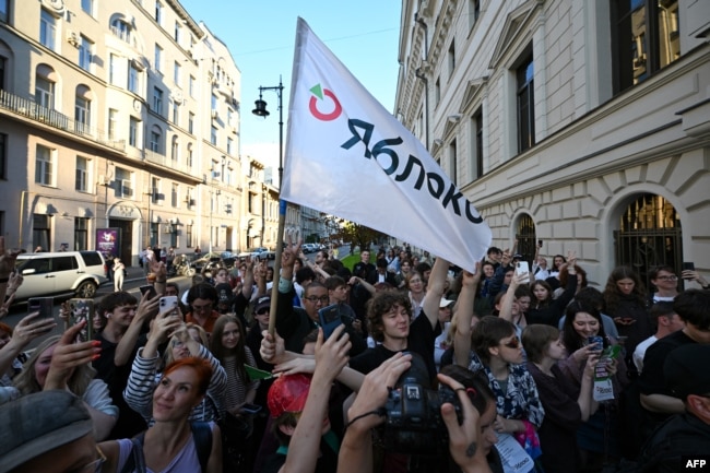 Прихильники партії «Яблуко» зібралися біля Верховного суду Росії в Москві минулого місяця
