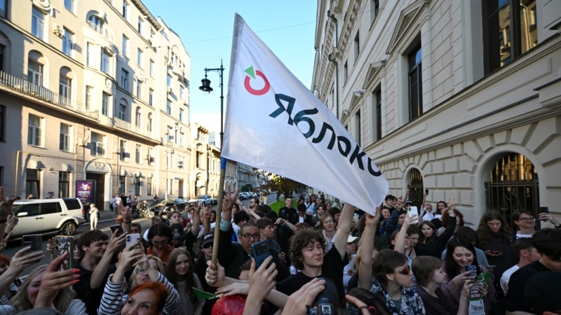 Behind The Hobbling Of Russia's Yabloko Party: A Swirl Of Legal Contortions