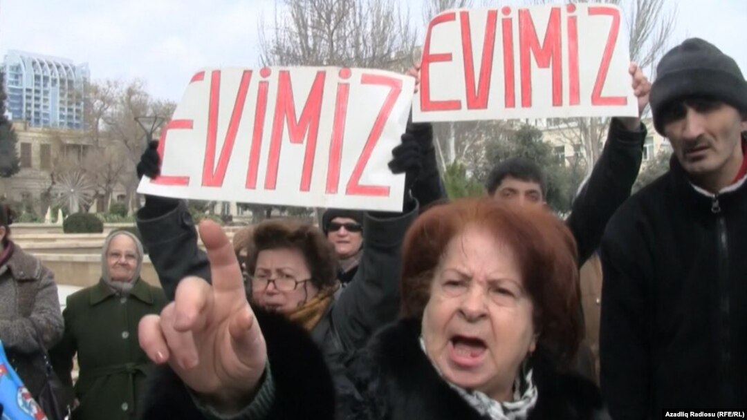 24.02.2012. Prezident Administrasiyası qarşısında etiraz aksiyası zamanı çəkilmiş foto