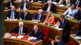 Parlamentul maghiar, în prezența premierului Viktor Orban, aprobă începerea procesului de retragere a Ungariei din Curtea Penală Internațională. 