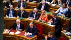 Parlamentul maghiar, în prezența premierului Viktor Orban, aprobă începerea procesului de retragere a Ungariei din Curtea Penală Internațională. 