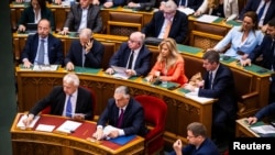 Венгрия парламенти добуш берүү учурунда. Будапешт, 20-май 2025-жыл