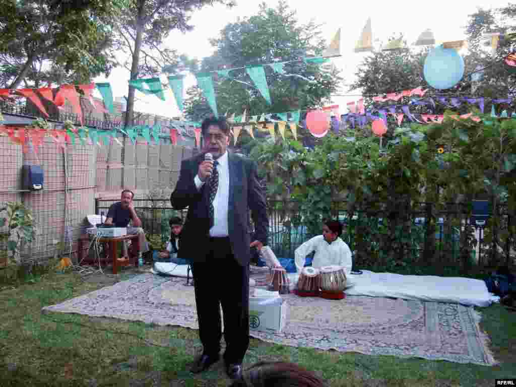 د ازادۍ راډیو مشر اکبر ایازي د ازادۍ راډیو د کرکټ د ټیم د پرانېستې غونډې ته خبرې کوي