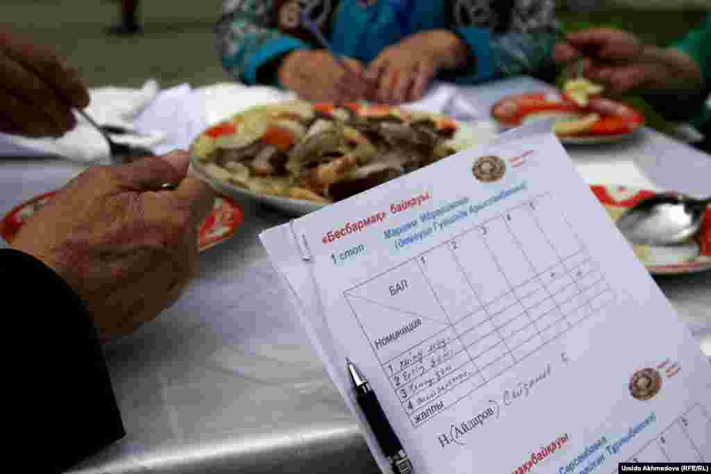 Во время празднования Наурыза в Ташкенте проведен конкурс на лучший бешбармак - казахское национальное блюдо.