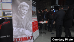 Баннер в фойе кинотеатра, где проходил показ фильма «Зұлмат» Жанболата Мамая. Алматы, 30 января 2019 года.