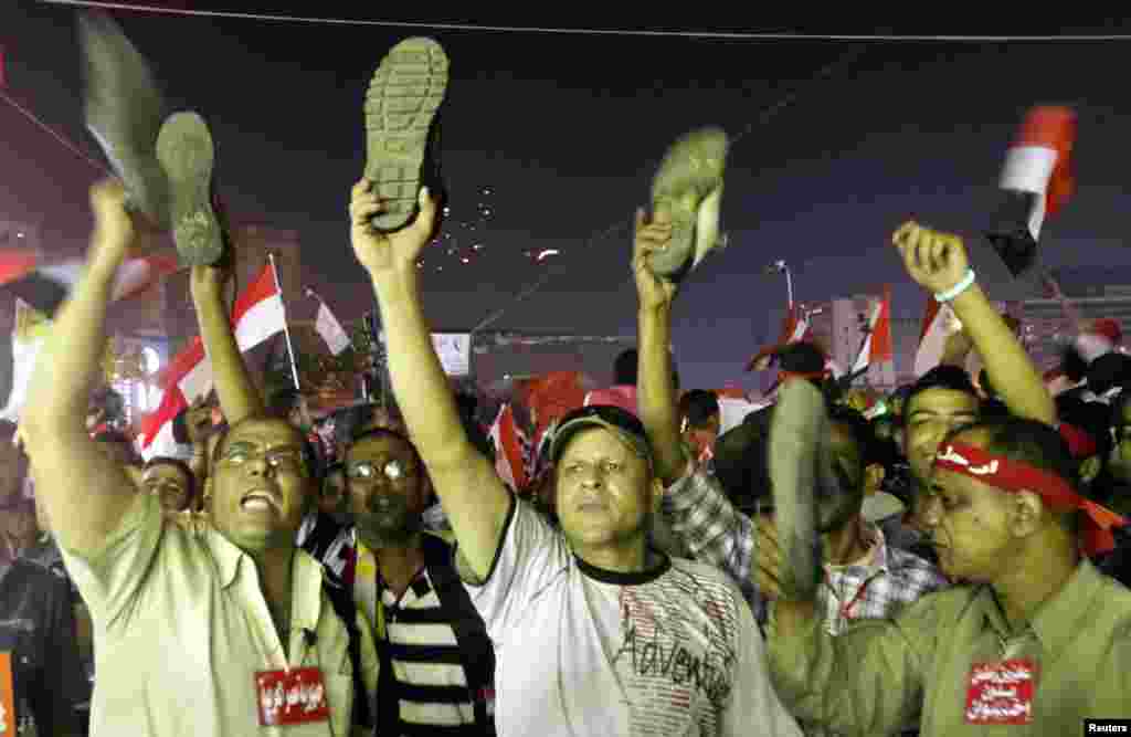 Protivnici Morsija poakzuju cipele nakon njegovog govora koji je direktno prenošen na trgu Tahrir