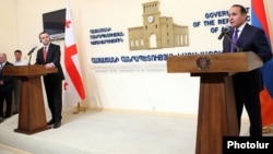 Armenia - Prime Minister Hovik Abrahamian (R) and his Georgian counterpart Irakli Gharibashvili address reporters after talks in Yerevan, 21Aug2014