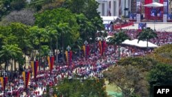 Thousands of Venezuelans have lined up to view the body of President Hugo Chavez in Caracas.