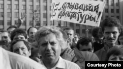 Мітынг на тагачаснай Плошчы Леніна ў Менску супраць ГКЧП. Фота Ўладзімера Кармілкіна