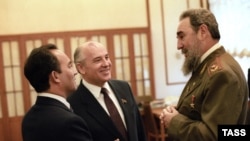 Горбачов посреща президента на Куба Фидел Кастро в Кремъл. Москва, 1986 г.