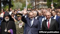 Премьер-министр Армении Никол Пашинян (в центре) участует в праздновании Дня победы в Степанакерте, 9 мая 2019 г. 