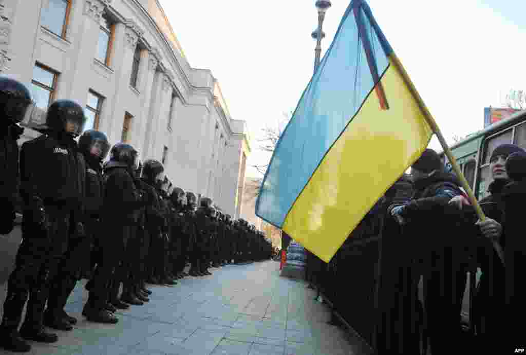 Kiyev, 3 dekabr 2013. Parlamentin binası qarşısında hökumətə etimadsızlıq səsverməsi zamanı üz-üzə dayanan polis və aksiyaçılar.&nbsp;