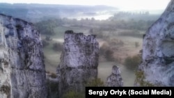 Скелі в селі Білокузьминівка, Донецька область