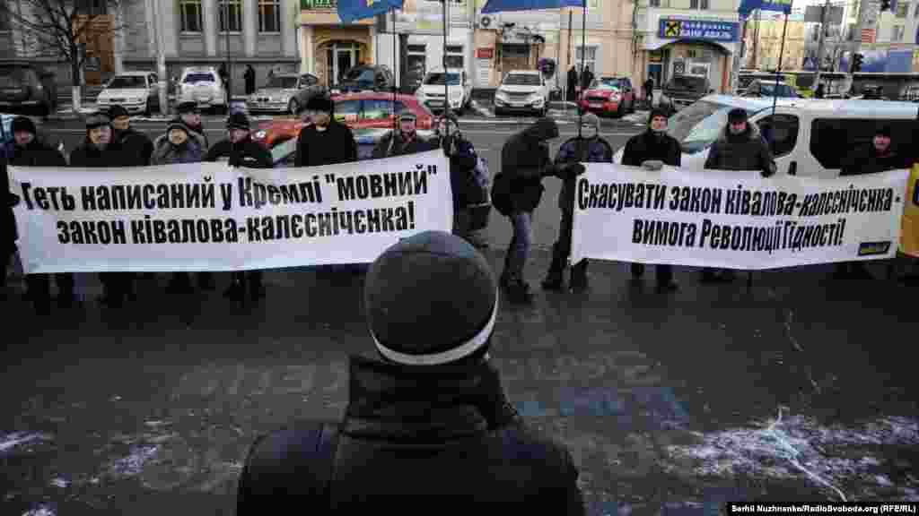 Представник ВО «Свобода» Олег Бондарчук та народний депутат від «Народного фронту» Леонід Ємець звернулися до суду із клопотаннями про залучення експертів та свідків, а також про дослідження доказів у справі. Суд задовольнив ці клопотання
