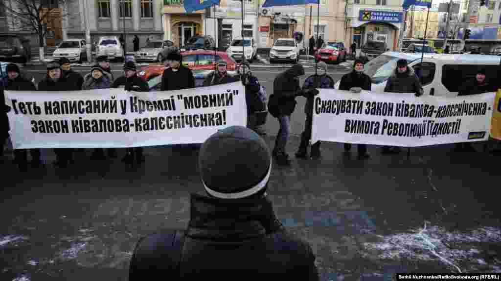 Представник ВО &laquo;Свобода&raquo; Олег Бондарчук та народний депутат від &laquo;Народного фронту&raquo; Леонід Ємець звернулися до суду із клопотаннями про залучення експертів та свідків, а також про дослідження доказів у справі.&nbsp;Суд задовольнив ці клопотання