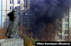 «Спостерігав» за обстрілом будівлі російського парламенту і Тарас Шевченко, біля якого також сильно диміло того дня. Москва, 4 жовтня 1993 року