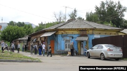 Красили забор и запачкали машину