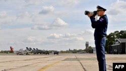 Ruski vojni oficir na aerodromu u Batajnici 
