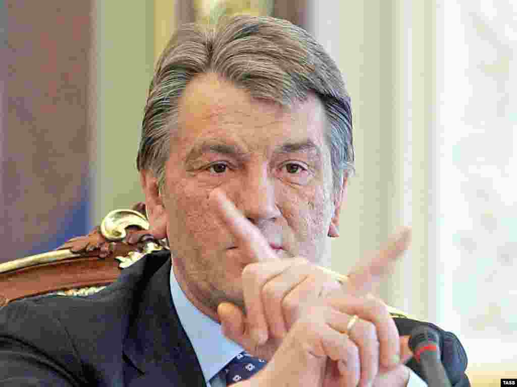 Ukraine -- President Viktor Yushchenko gestures during crisis talks with Ukraine’s parliamentary leaders, Kyiv, 02Apr2007 - Президент Віктор Ющенко на переговорах з лідерами парламентських груп та партій після того, як він розпустив парламент і призначив дострокові вибори до Верховної Ради