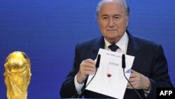 President i FIFA-s, Sepp Blatter e mban zarfin ku shkruan emri i shtetit të Katarit, kur ky shtet është përzgjedhur për organizimin e Kupës Botërore të vitit 2022