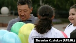 Активисты неправительственных организаций выпустили в небо шары в память жертв работорговли. Астана, 23 августа 2010 года.
