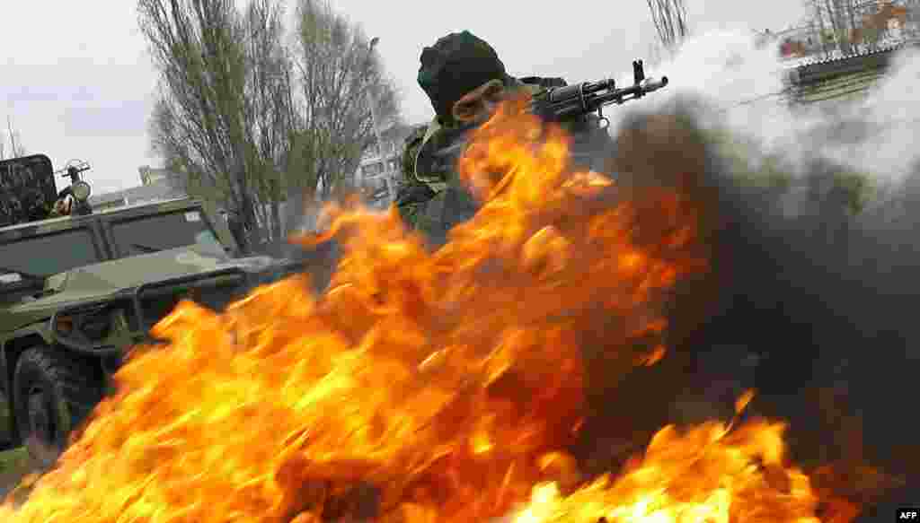 На востоке России 19 сентября начались стратегические учения «Восток-2014», в которых принимают участие около 100 тысяч военнослужащих. Учения проходят на полигонах острова Сахалин, полуостровов Камчатка и Чукотка, в Южной части Приморья и на морских полигонах Камчатского и Приморского районов. На прошлой неделе президент России Владимир Путин поручил провести внезапную проверку боеготовности войск Восточного военного округа.