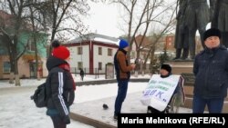 Ерік Жұмабаев пикет өткізіп отыр.