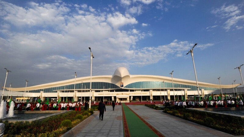 Türkmenistan: “Oguz han we onuň ogullary” atly fontanlaryň awtoryna 