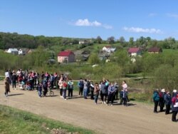 Люди зібрались на зустріч із владою