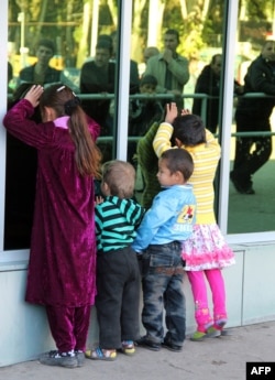 Дети ждут в аэропорту прилета самолета из России. Душанбе, 2 ноября 2013 года.