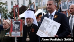 Лазарь (в центре) и Аксенов (справа) во время акции памяти «Бессмертный полк» в Симферополе. Крым, 9 мая 2017 года