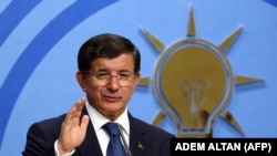 Исполлняющий обязанности премьер-министра Турции Ахмет Давутоглу.
