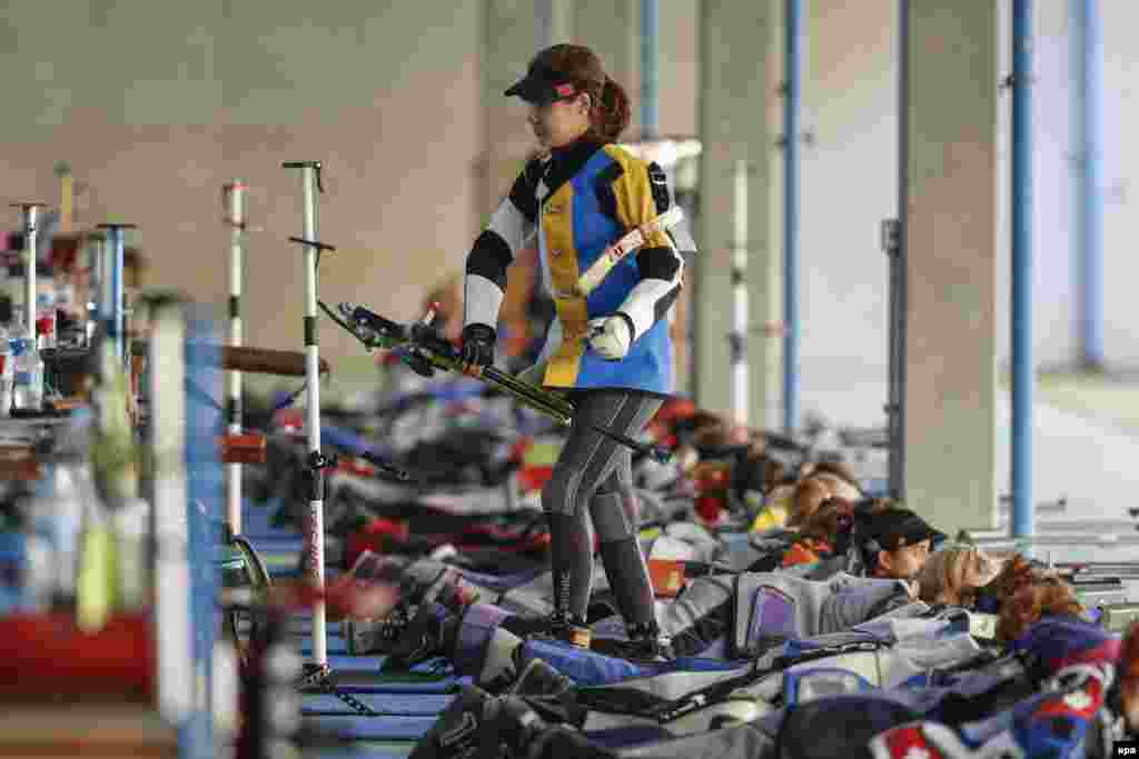 Li Du of China competes in the women&#39;s 50-meter rifle event.