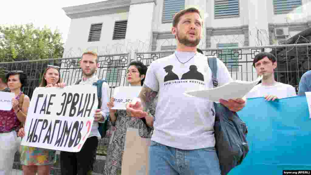 Активісти провели в Києві акцію на підтримку Ервіна Ібрагімова та інших українців і кримських татар, які насильно зникли в Криму, 27 липня 2016 року