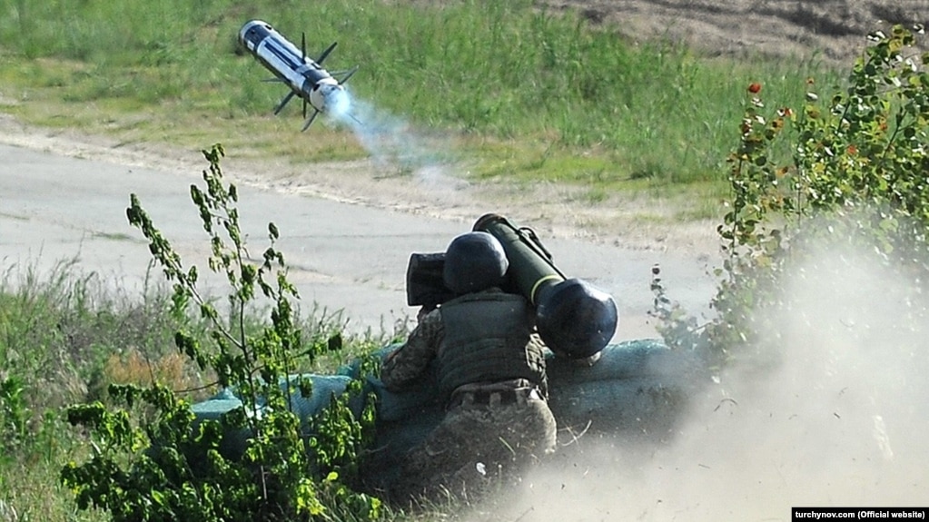 Украинские военнослужащие проводят учения с использованием американских ракет Javelin