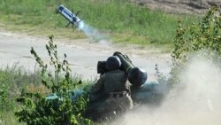 Украинский военный запускает ракету американского ПТРК «Джавелин» во время испытаний этого комплекса, 22 мая 2018 года
