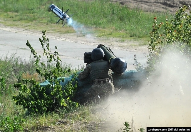 Український солдат стріляє із ПТРК на навчаннях. Травень 2018 року