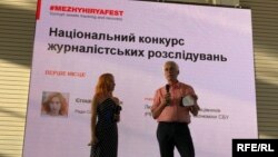 Schemes journalist Valeriya Yegoshyna receives the National Investigative Journalism Award at the Mezhyhirya Festival, on June 10, 2018.