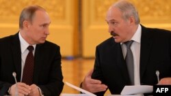 Ресей президенті Владимир Путин (сол жақта) мен Беларусь президенті Александр Лукашенко кездесу кезінде. Мәскеу, 25 желтоқсан 2013 жыл.