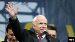 Senatorul american John McCain vorbindu-le la 15 decembrie 2013 demonstranților pro-europeni în Piața Independenței la Kiev