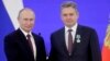 Владимир Путин връчва на Николай Малинов ордена