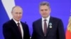 რუსეთის პრეზიდენტმა ვლადიმირ პუტინმა (მარცხნივ) მეგობრობის ორდენი გადასცა ბულგარეთის ეროვნული რუსოფილური მოძრაობის თავმჯდომარეს, ნიკოლაი მალინოვს. მოსკოვი, 2019 წ. 4 ნოემბერი