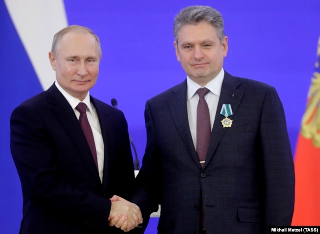 Vladimir Putin i dhuron Nikolai Malinovit Urdhrin e Miqësisë. Kremlin, 4 nëntor 2019