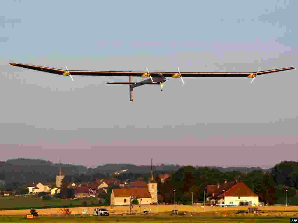 Aeroplani eksperimental me bateri solare, është drejtuar nga piloti 57-vjeçar Andre Borschberg.