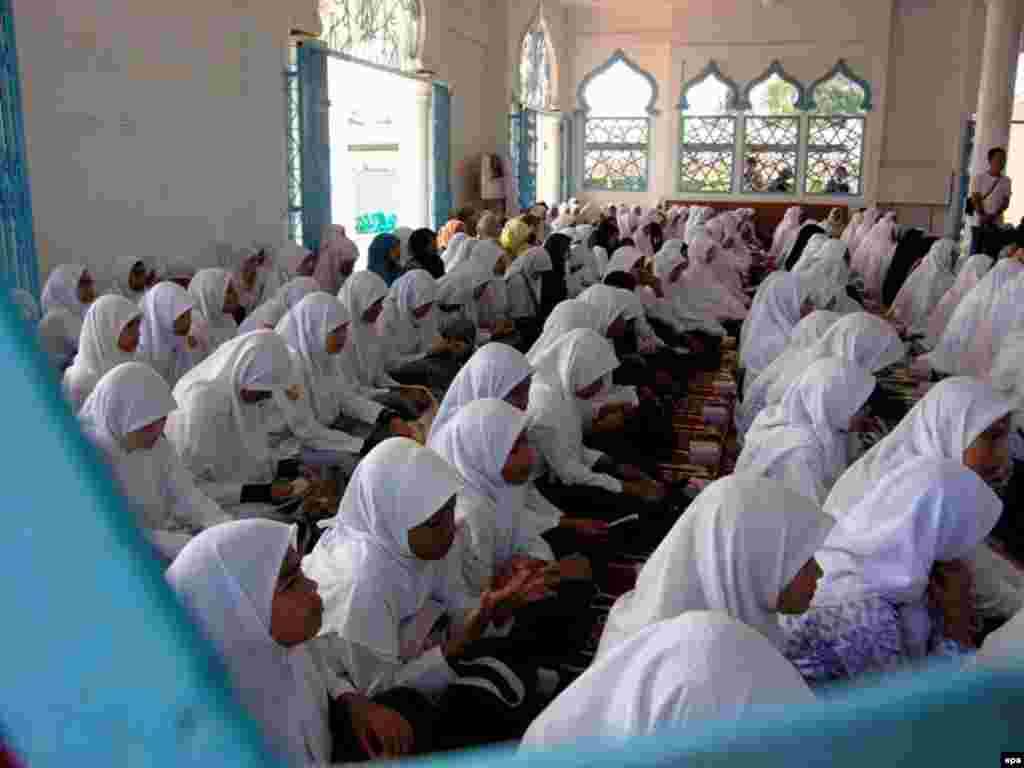 دختران مسلمان اندونزی در دومین سلگرد سونامی دست به دعا برده ا ند