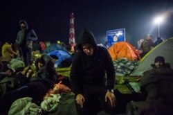 Група мігрантів відпочиває у таборі для біженців із сербського боку кордону між Сербією та Угорщиною. Лютий 2020 року
