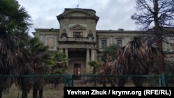 Дворец Мордвинова огорожен забором со всех сторон