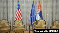 Ilustrativna fotografija, zastave Srbije i Sjedinjenih Američkih Država u Vladi Srbije, 9. oktobar 2017. 