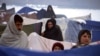 تصویر آرشیف: شماری از خانواده های بیجا شده که در یک کمپ در ولایت هرات زنده گی می کنند